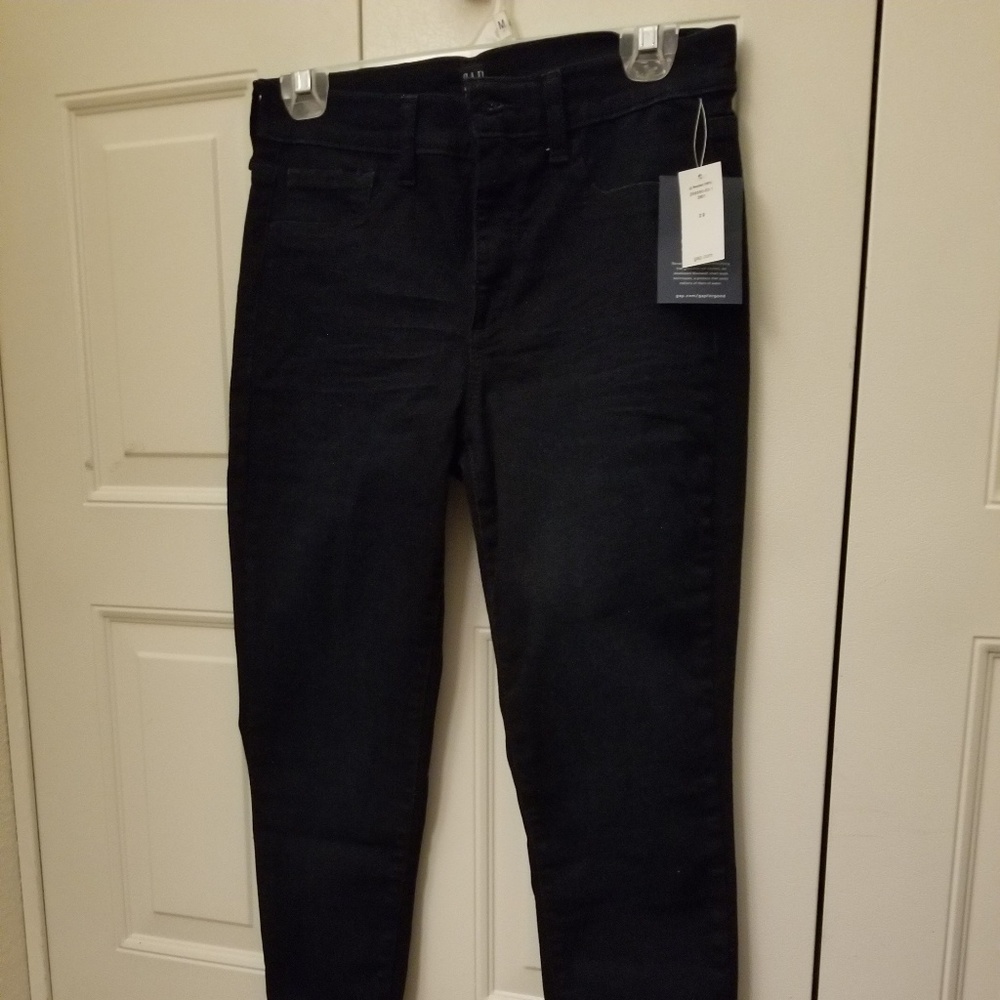 Capri length, size 29 dark denim Gap jeans